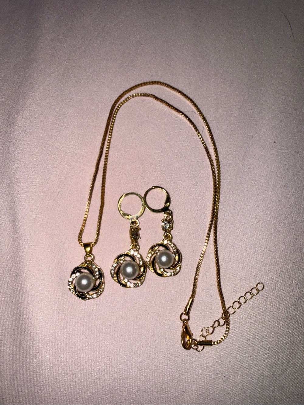 Source Unknown Gold-Tone Pearl Pendant Necklace with Matching Drop Earrings